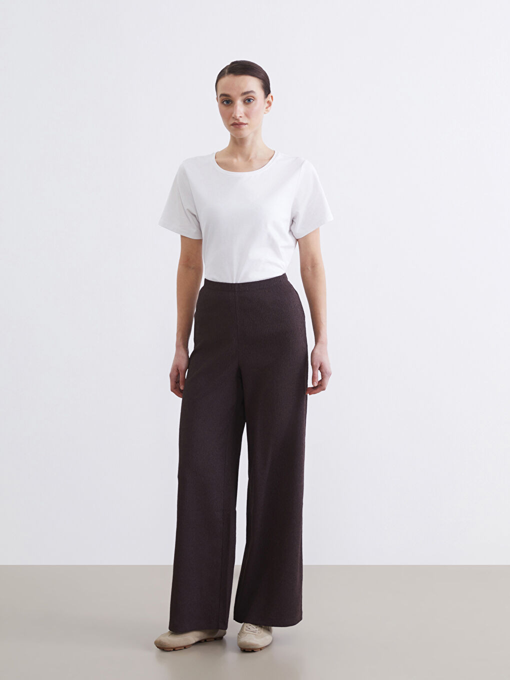 بنطلون بني امرأة