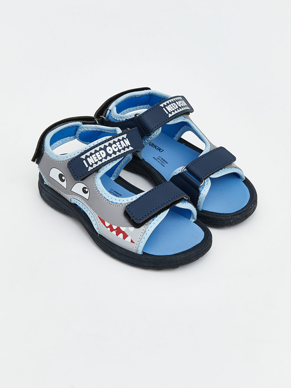 صنادل أولاد رضع بطبعة سمك القرش