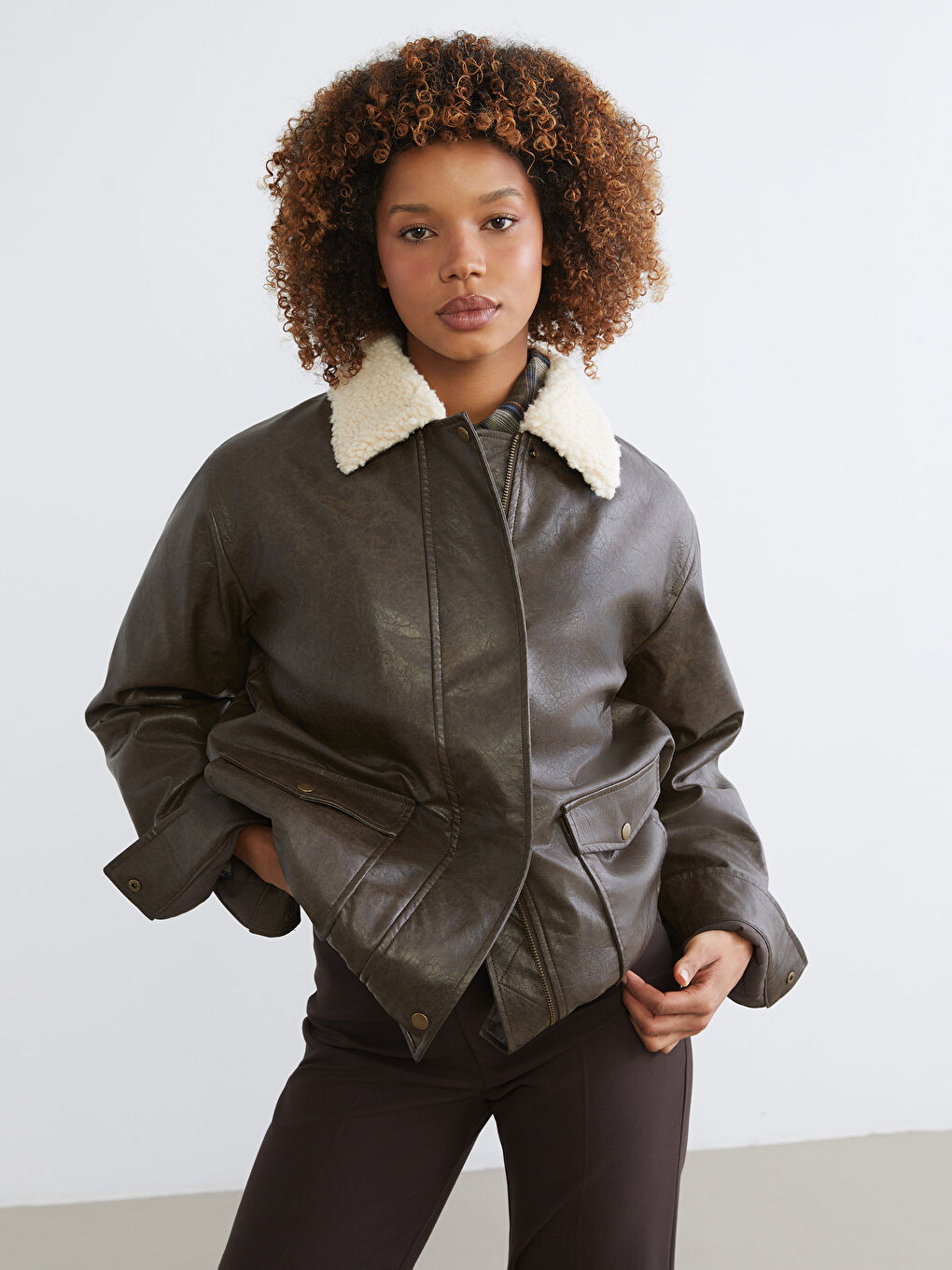 Manteau en simili cuir pour femmes avec col de chemise en peluche
