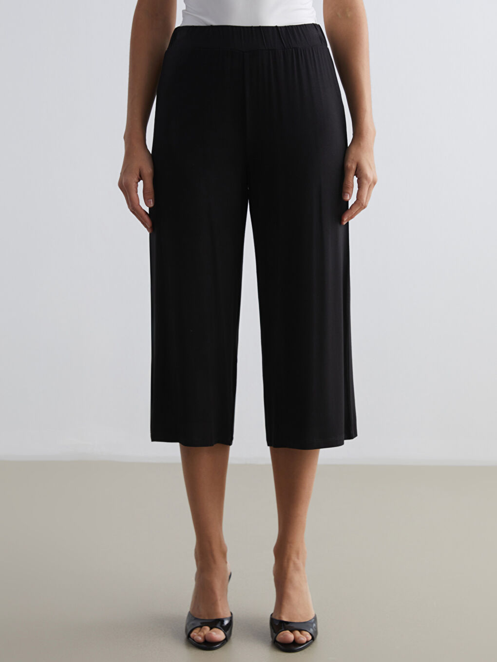 Siyah Beli Lastikli Kadın Kapri-1