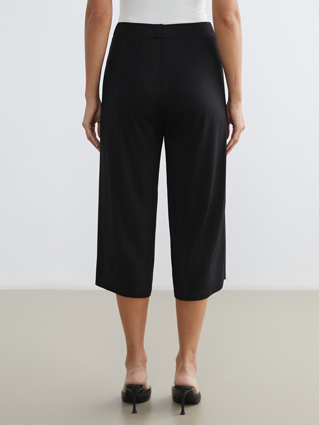Siyah Beli Lastikli Kadın Kapri-3