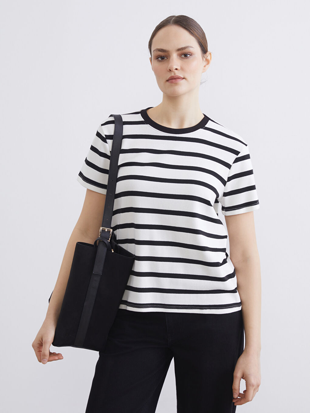 Siyah Bisiklet Yaka Çizgili Kadın Tişört