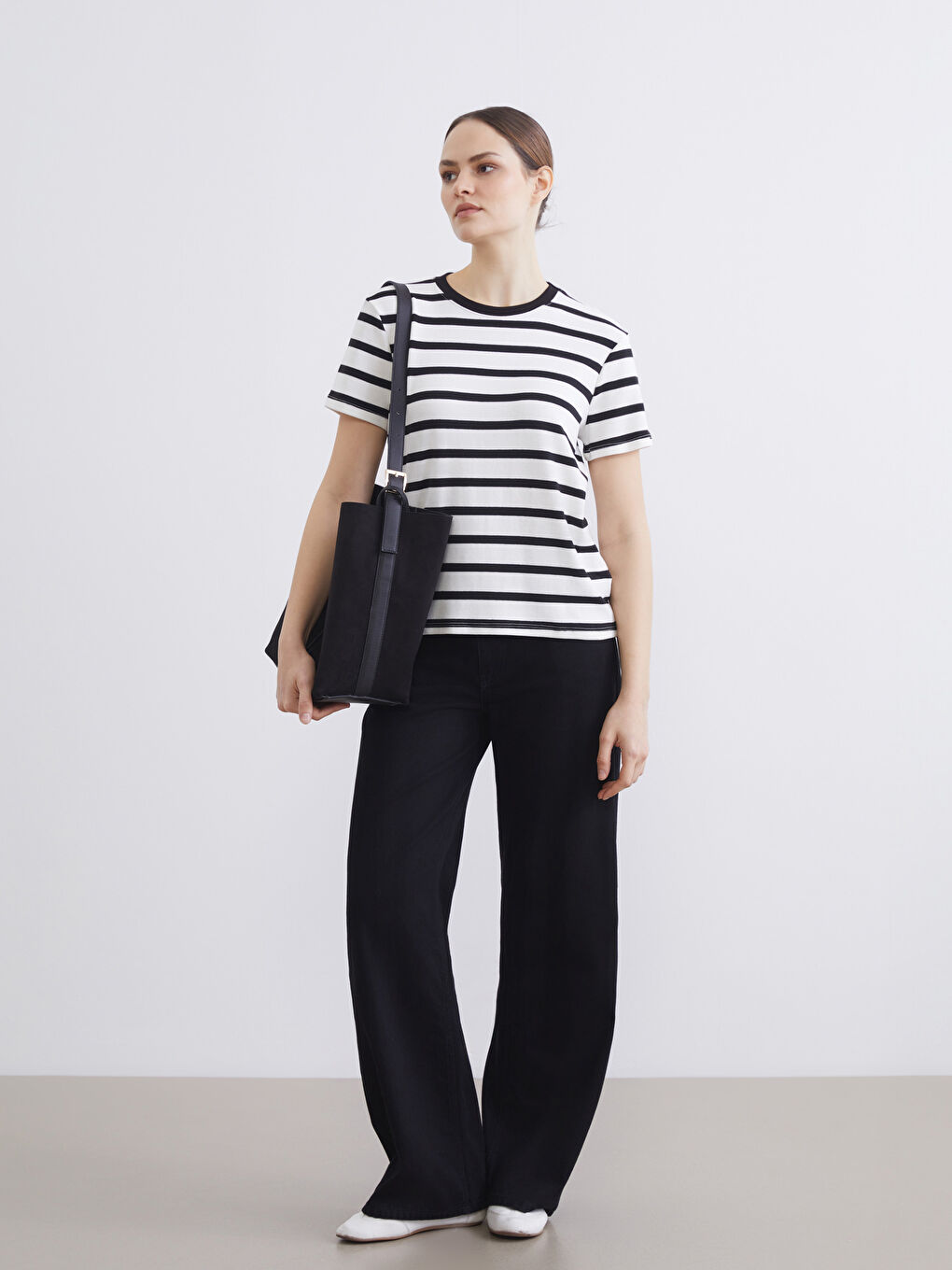 Siyah Bisiklet Yaka Çizgili Kadın Tişört-1