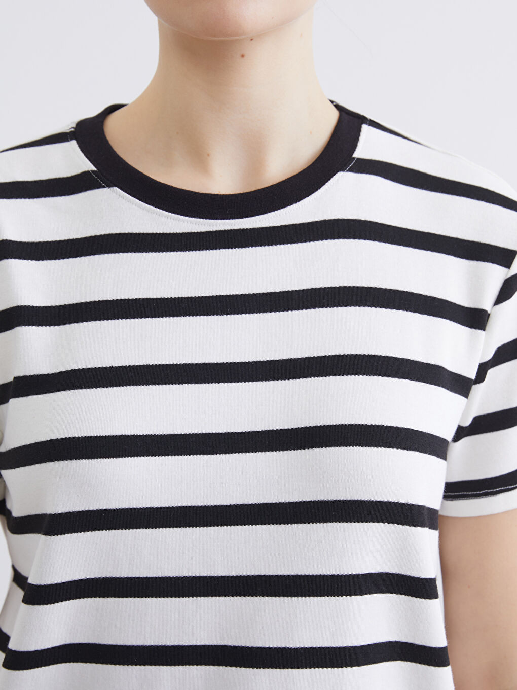 Siyah Bisiklet Yaka Çizgili Kadın Tişört-2