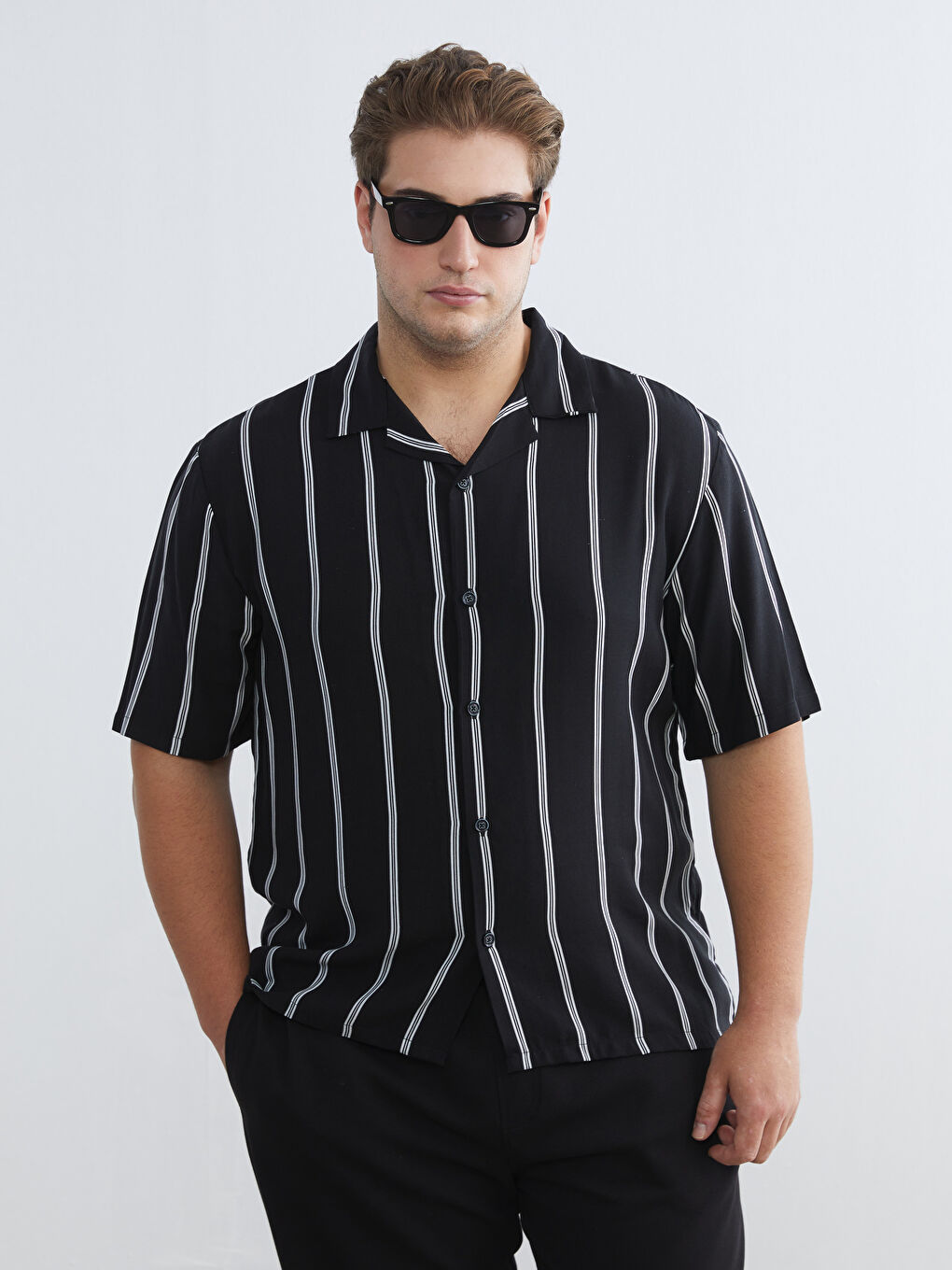 Siyah Regular Fit Resort Yaka Çizgili Erkek Gömlek