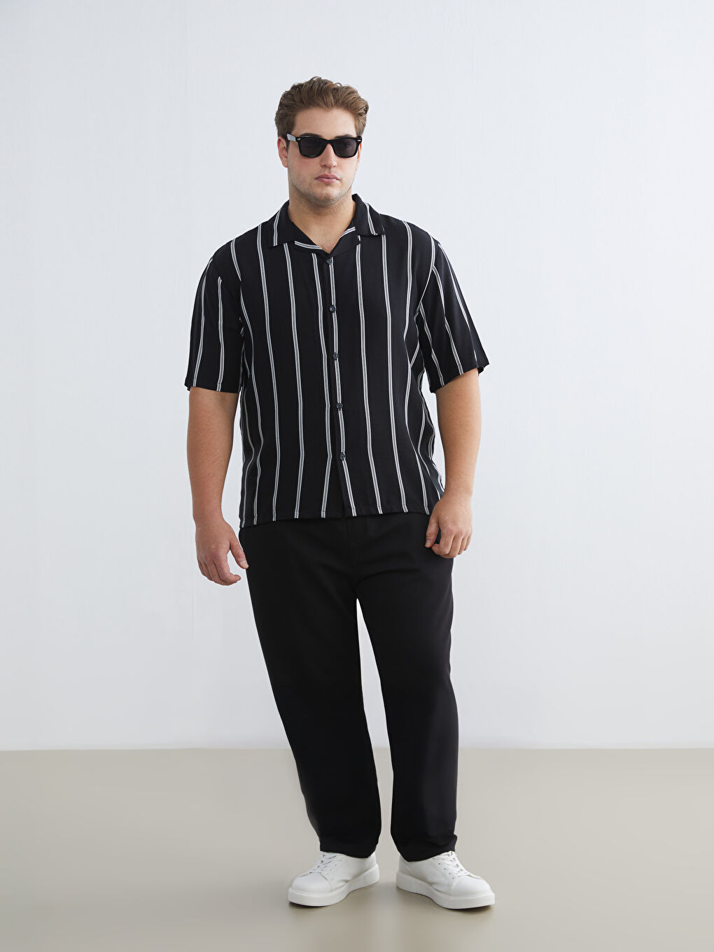 Siyah Regular Fit Resort Yaka Çizgili Erkek Gömlek-1