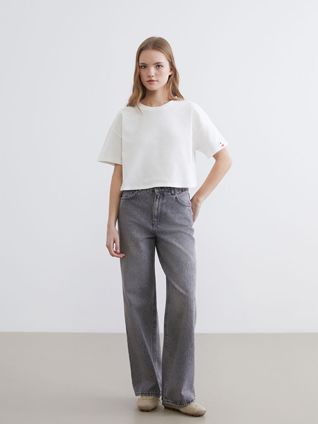 Beyaz Bisiklet Yaka Kiraz Baskılı Kadın Crop-1