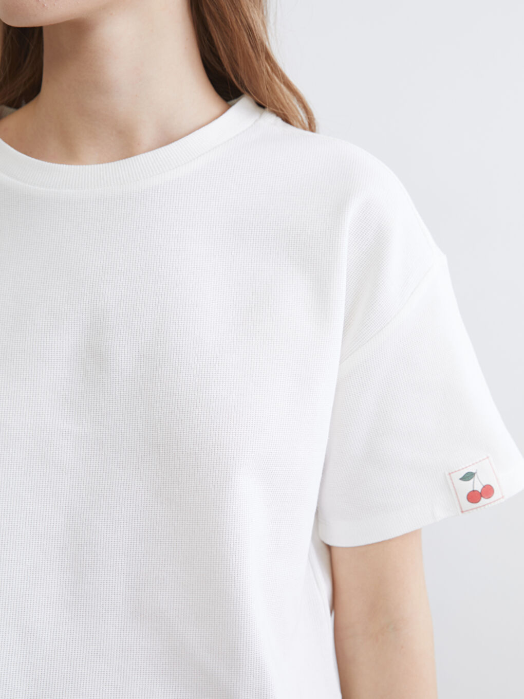 Beyaz Bisiklet Yaka Kiraz Baskılı Kadın Crop-2