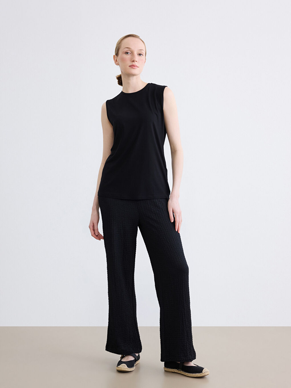 تيشيرت حريمي بدون أكمام برقبة دائرية-1