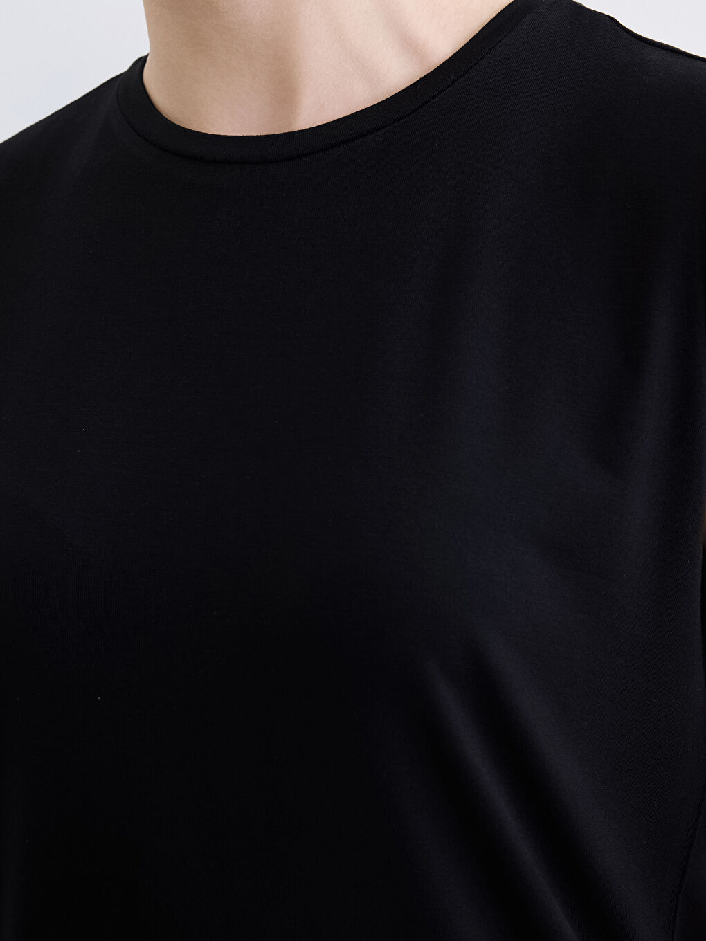 تيشيرت حريمي بدون أكمام برقبة دائرية-2