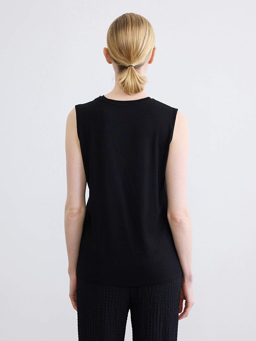 تيشيرت حريمي بدون أكمام برقبة دائرية-3