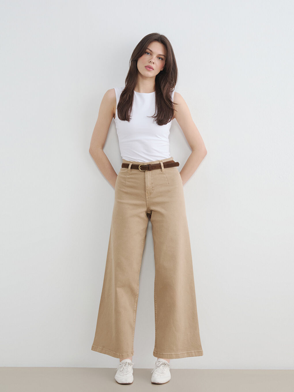 Bej Beli Kemerli Wideleg Kadın Jean Pantolon