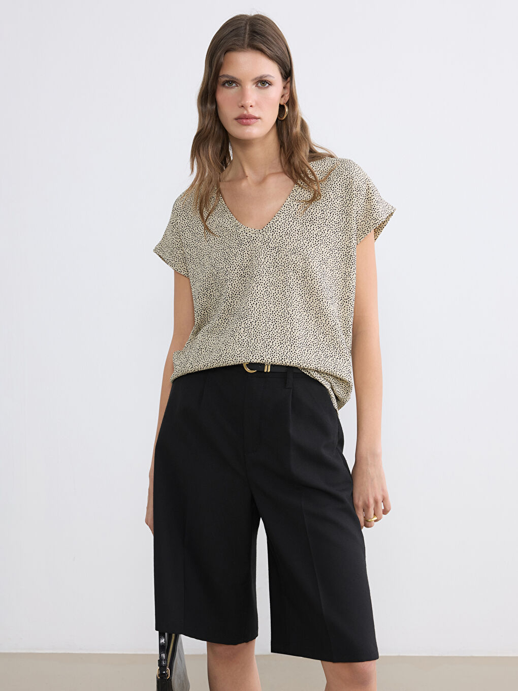 Kahverengi V Yaka Desenli Kadın Tişört