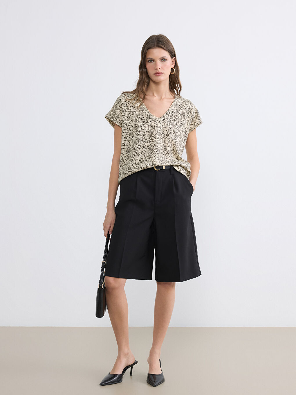 Kahverengi V Yaka Desenli Kadın Tişört-1