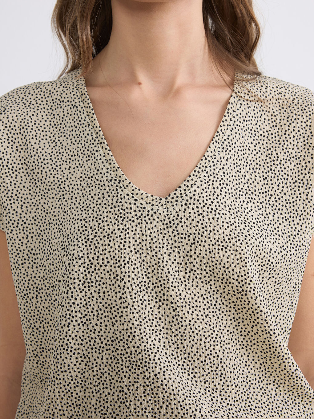 Kahverengi V Yaka Desenli Kadın Tişört-2