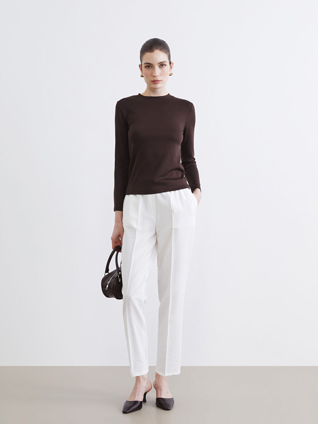 Effortless style meets everyday comfort in our Carrot Fit Trousers, designed with a flattering elasticated waist.