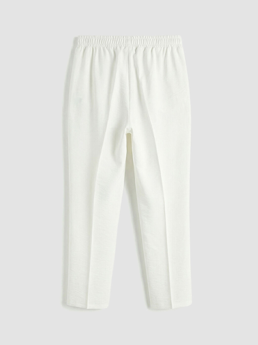 Effortless style meets everyday comfort in our Carrot Fit Trousers, designed with a flattering elasticated waist.-5