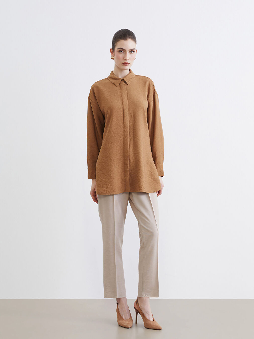 Effortless chic meets everyday comfort in our carrot-cut trousers with an elasticated waist.