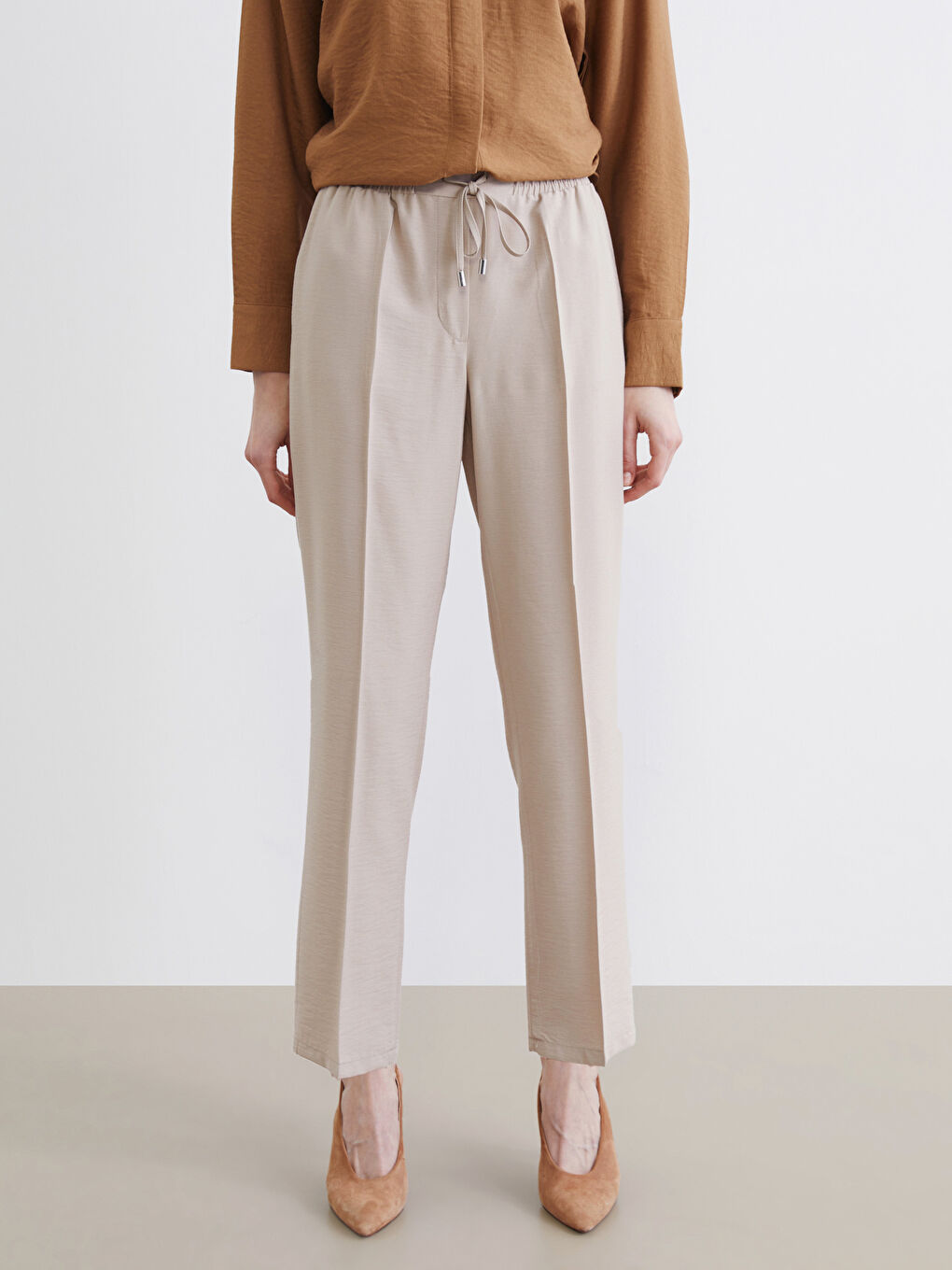Effortless chic meets everyday comfort in our carrot-cut trousers with an elasticated waist.-1
