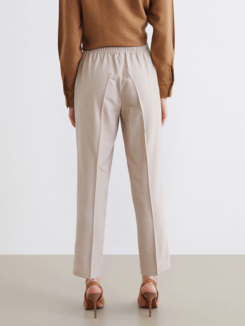 Effortless chic meets everyday comfort in our carrot-cut trousers with an elasticated waist.-3