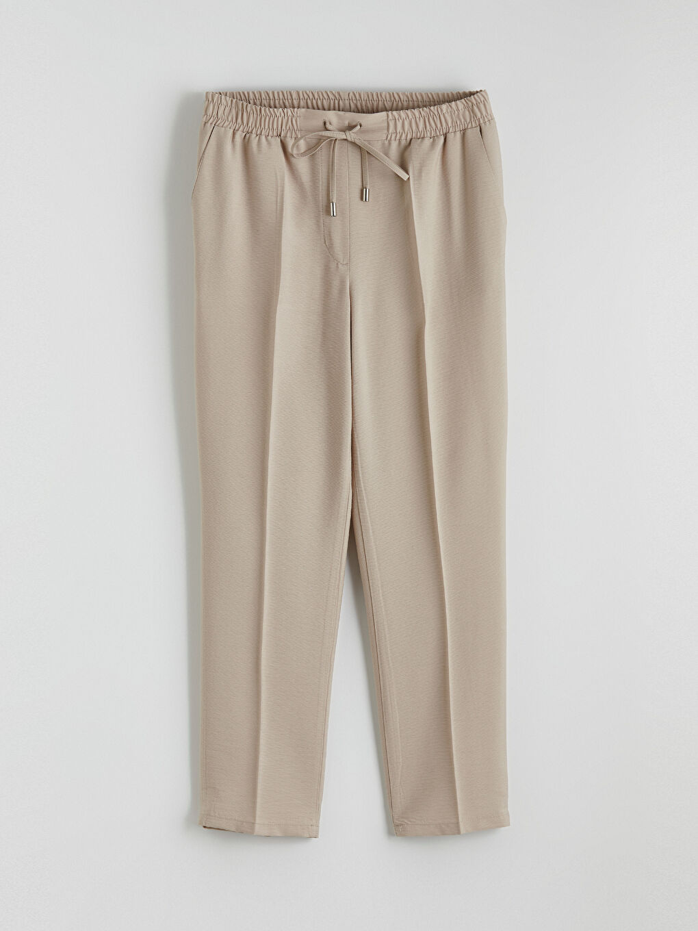 Effortless chic meets everyday comfort in our carrot-cut trousers with an elasticated waist.-4