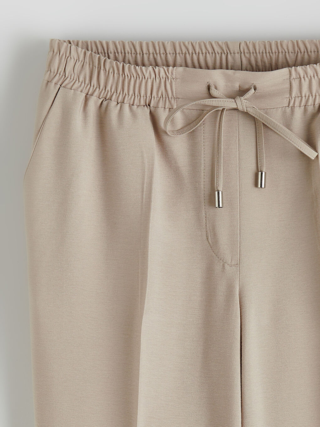 Effortless chic meets everyday comfort in our carrot-cut trousers with an elasticated waist.-5