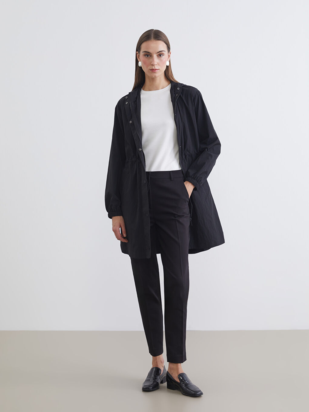 Siyah Kapüşonlu Kadın Yağmurluk-1