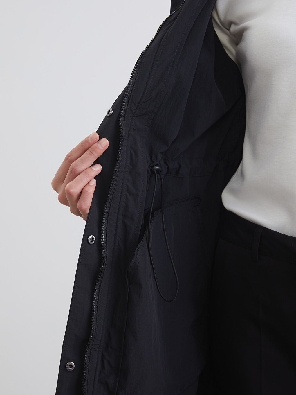 Siyah Kapüşonlu Kadın Yağmurluk-3