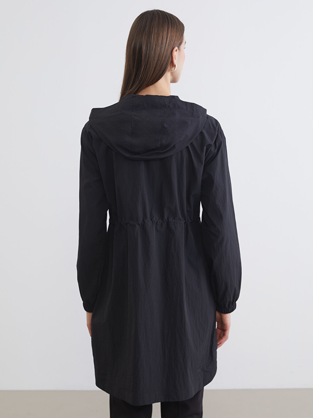 Siyah Kapüşonlu Kadın Yağmurluk-4