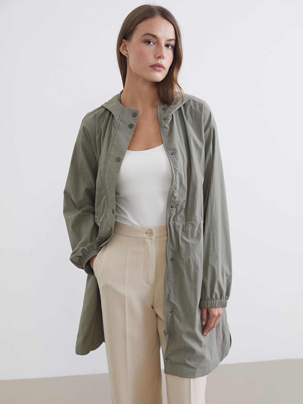 Yeşil Kapüşonlu Kadın Yağmurluk
