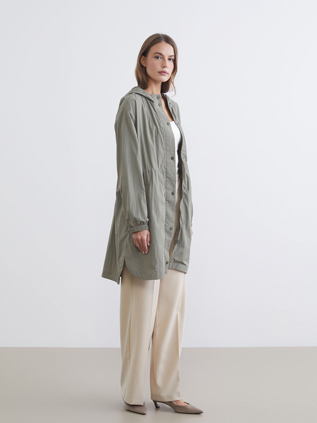 Yeşil Kapüşonlu Kadın Yağmurluk-1