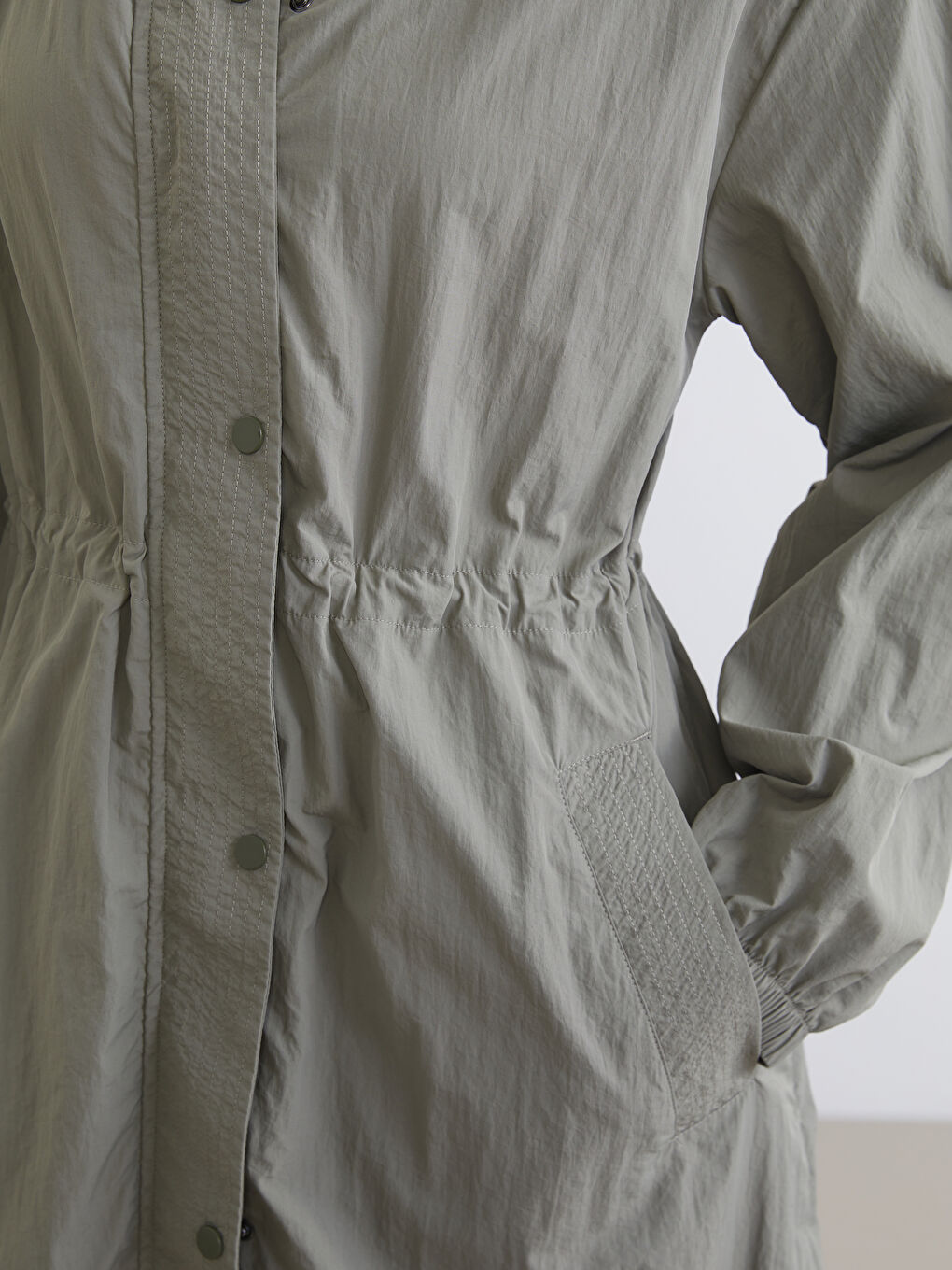 Yeşil Kapüşonlu Kadın Yağmurluk-2