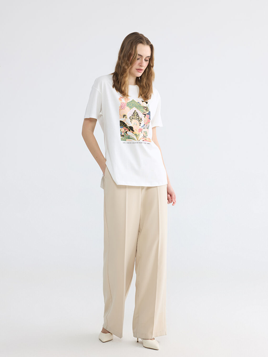 تي شيرت نسائي مطبوع بياقة دائرية-1