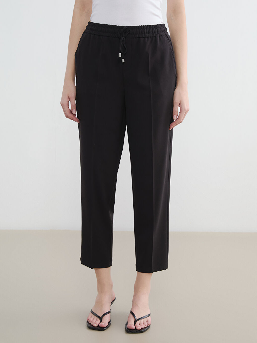 ქალი შავი შარვალი-1