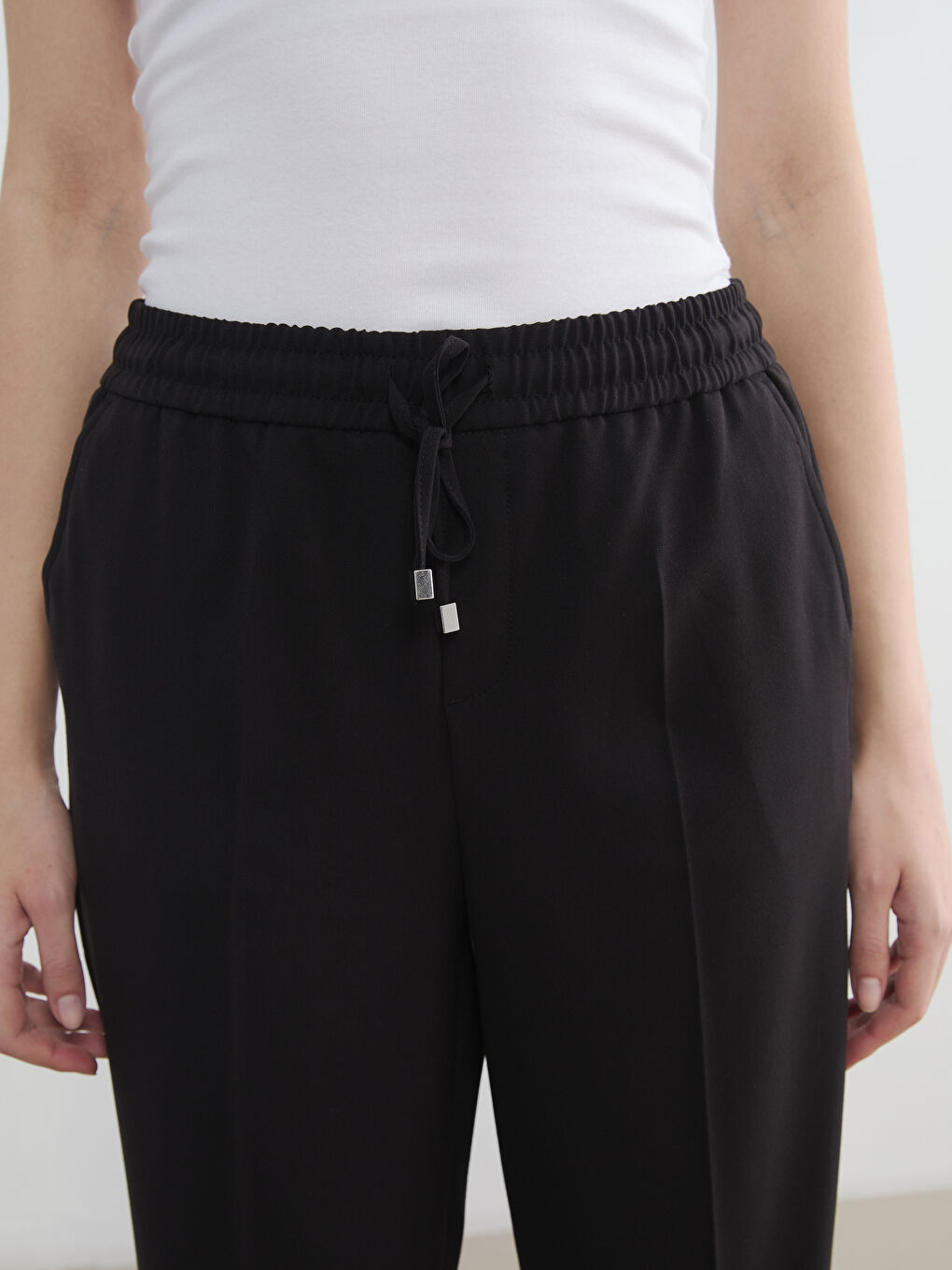 ქალი შავი შარვალი-2