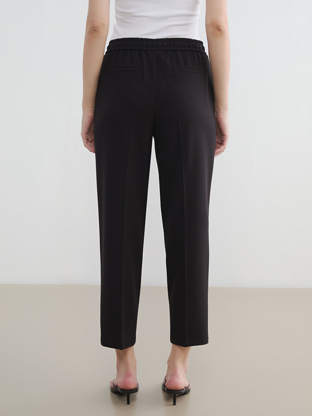 ქალი შავი შარვალი-3