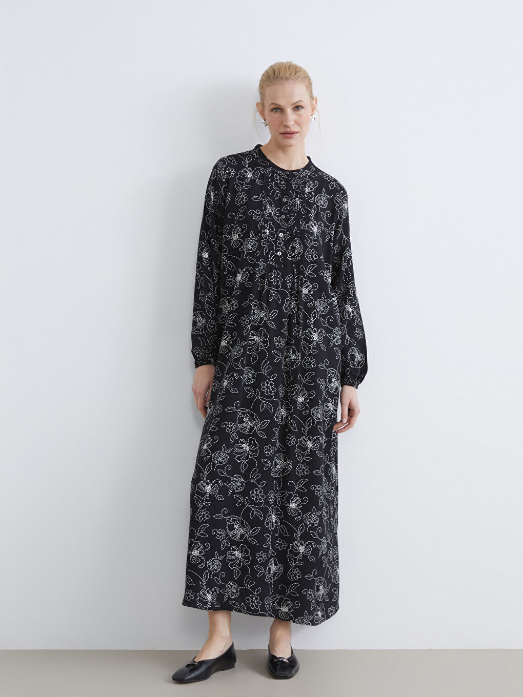 Siyah Hakim Yaka Desenli Elbise