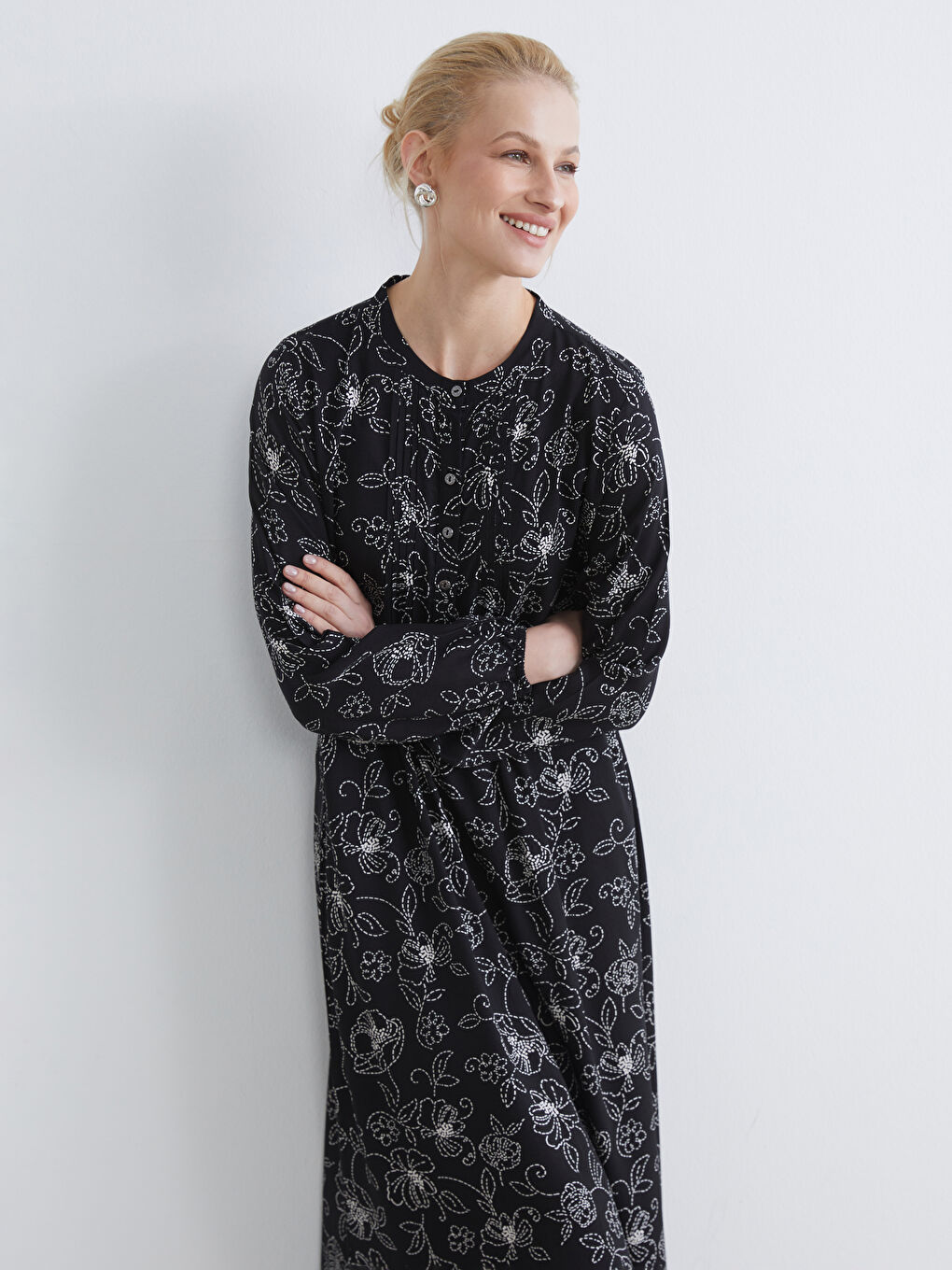 Siyah Hakim Yaka Desenli Elbise-1