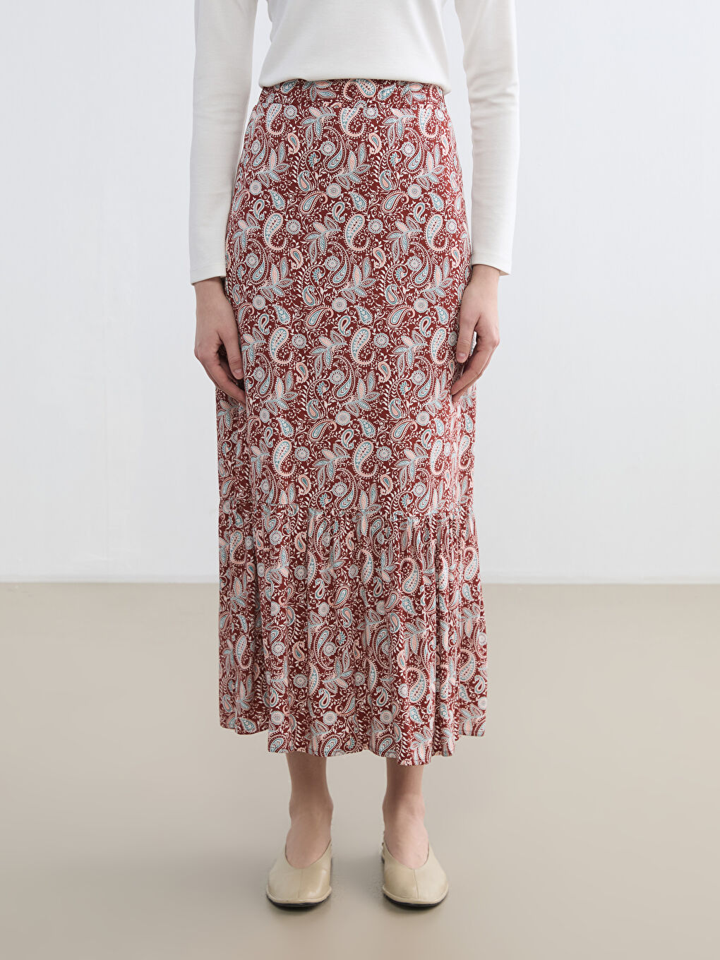 A ruffled, patterned skirt with an elasticated waist.-1