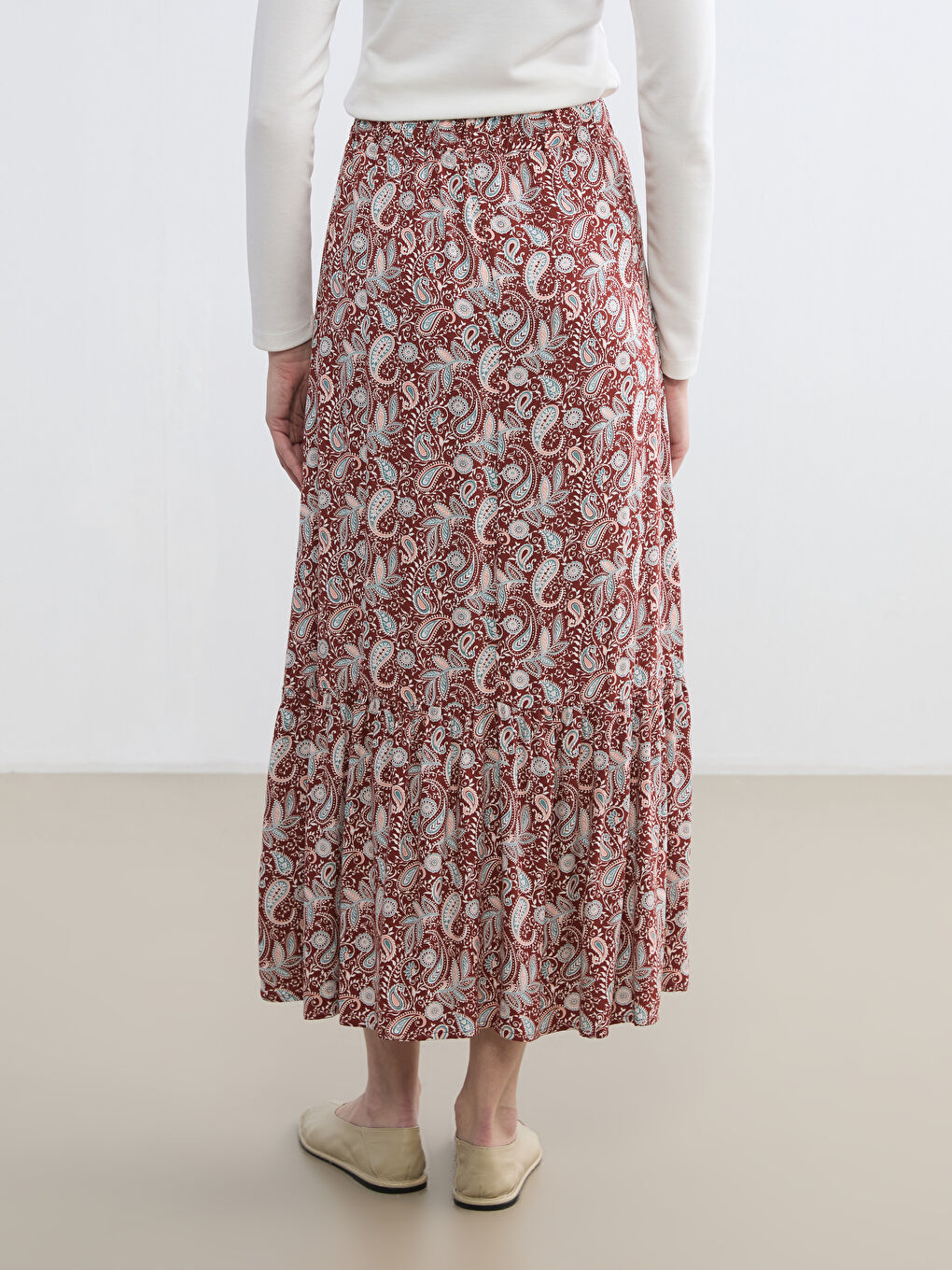 A ruffled, patterned skirt with an elasticated waist.-3