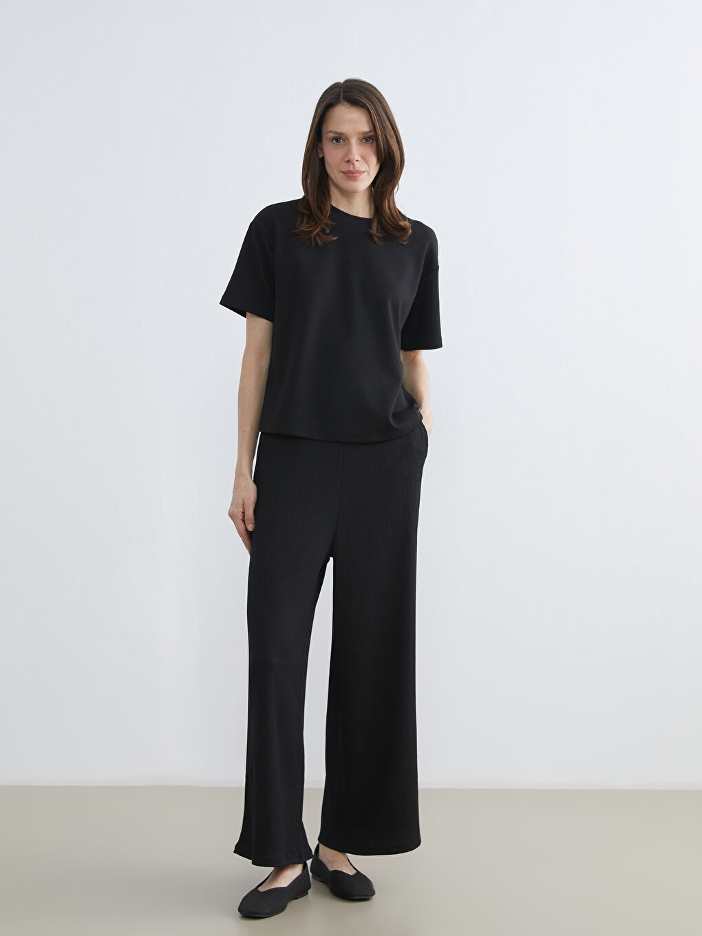 Siyah Beli Lastikli Dokulu Geniş Paça Kadın Pantolon