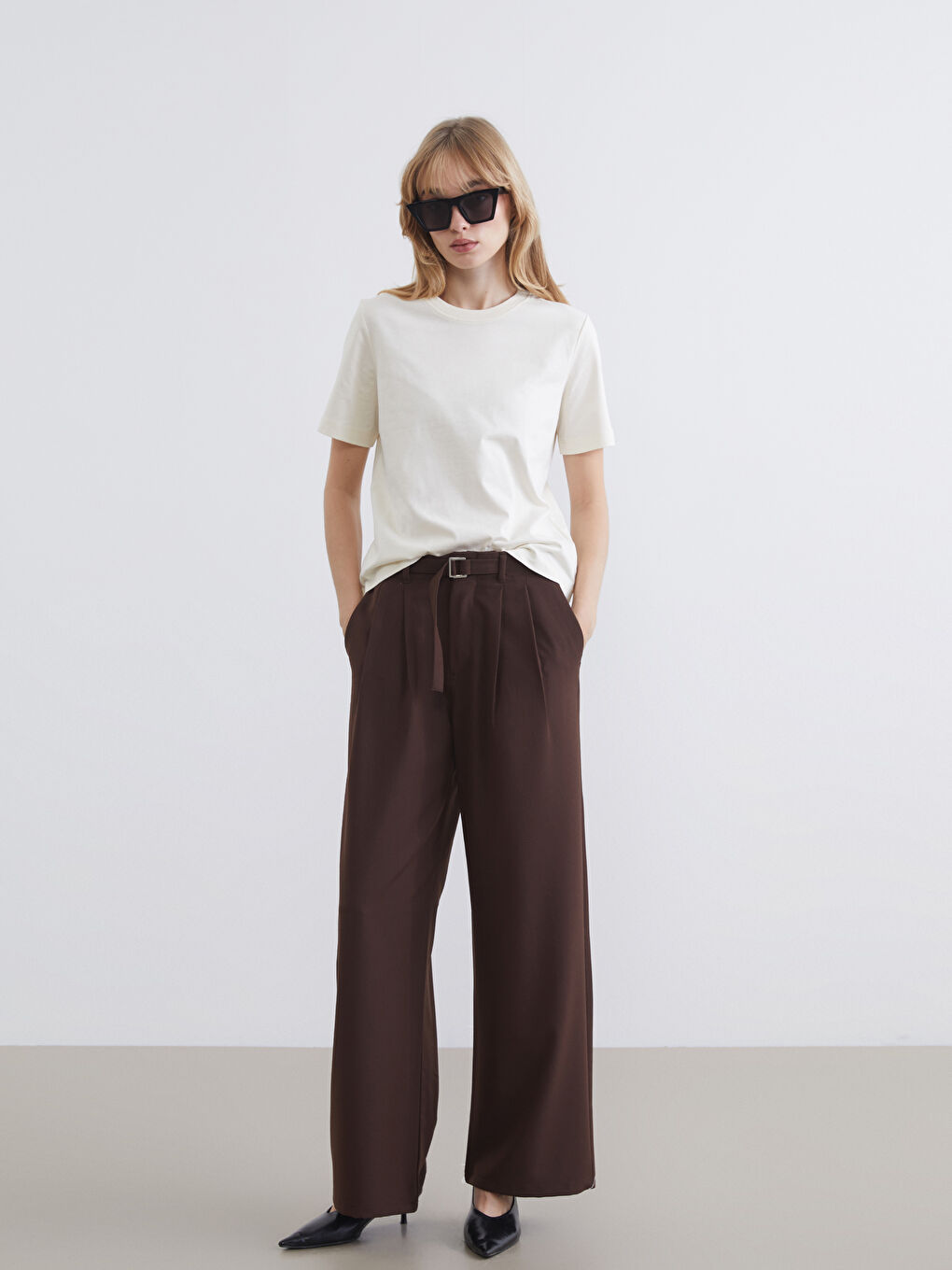 Bej Bisiklet Yaka Kadın Tişört-1