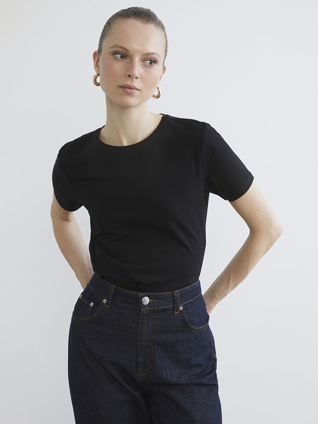 Siyah Bisiklet Yaka Kadın Tişört