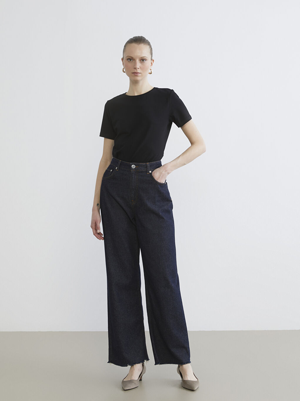 Siyah Bisiklet Yaka Kadın Tişört-1