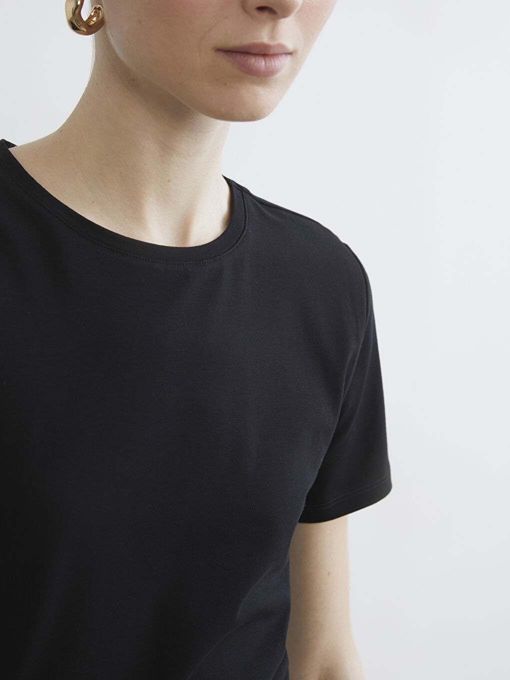 Siyah Bisiklet Yaka Kadın Tişört-2