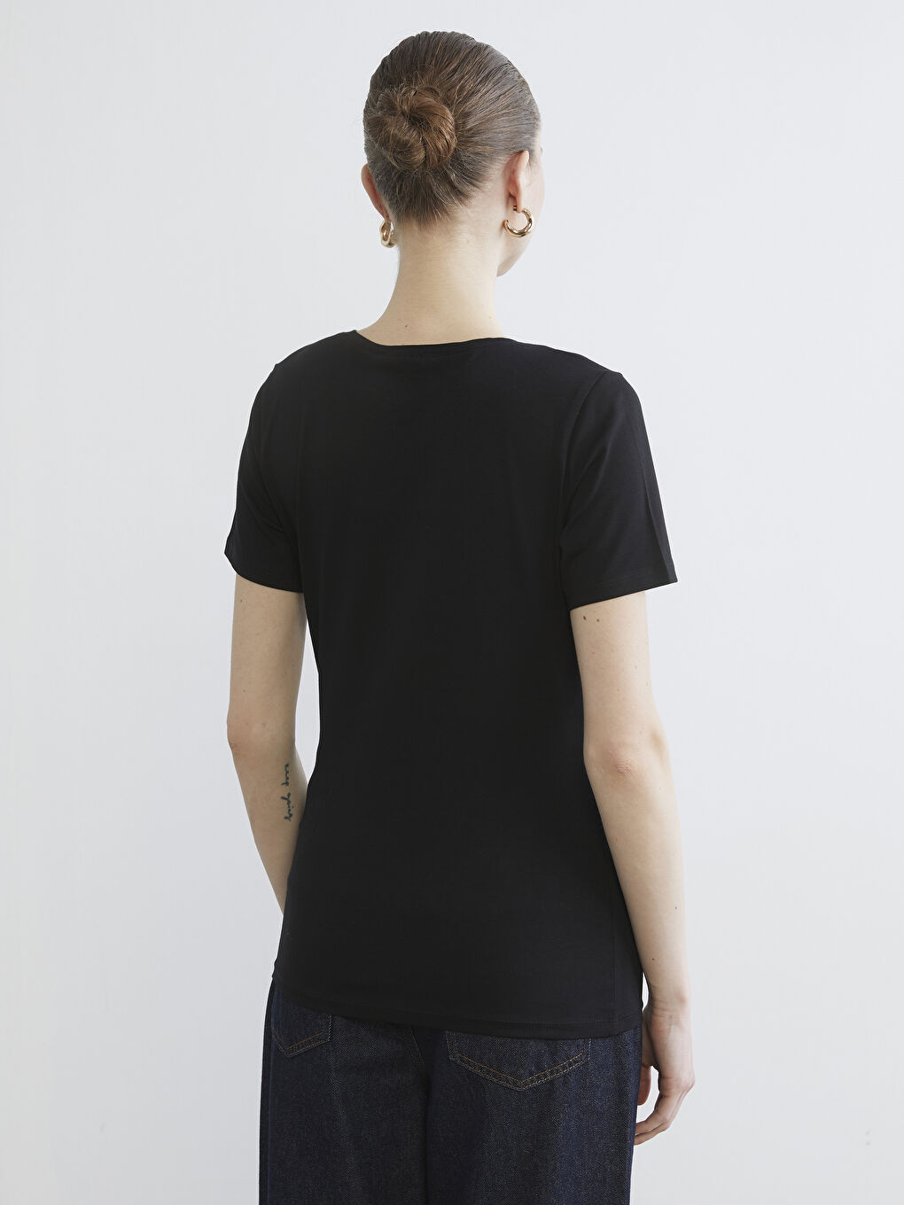 Siyah Bisiklet Yaka Kadın Tişört-3