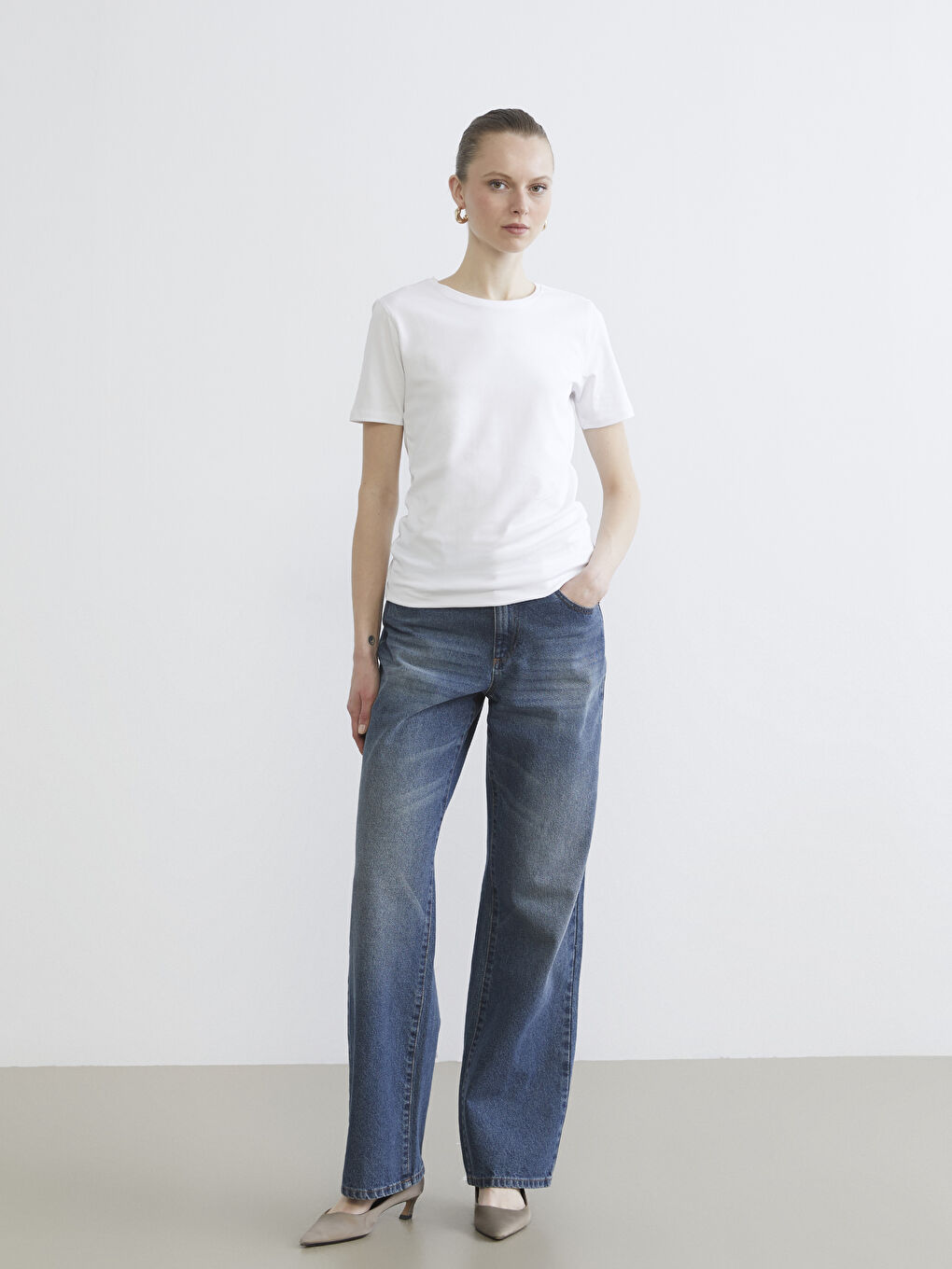 Beyaz Bisiklet Yaka Kadın Tişört-1