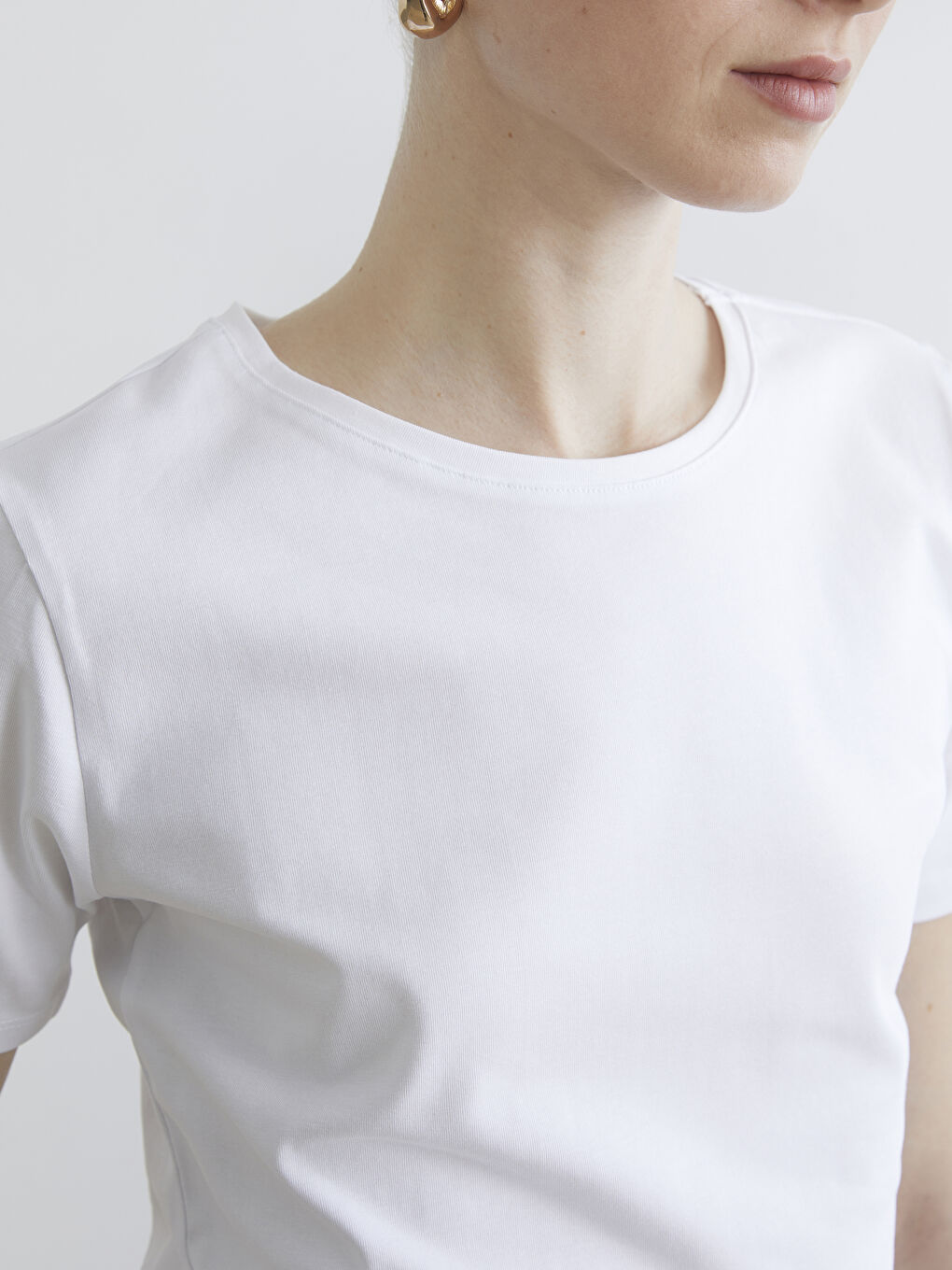 Beyaz Bisiklet Yaka Kadın Tişört-2