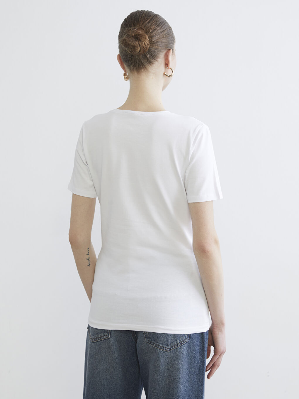 Beyaz Bisiklet Yaka Kadın Tişört-3