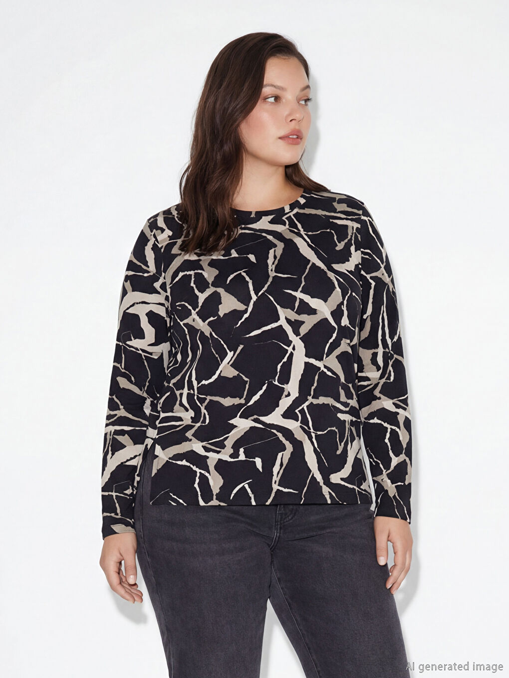 Siyah Kayık Yaka Desenli Kadın Tişört-1